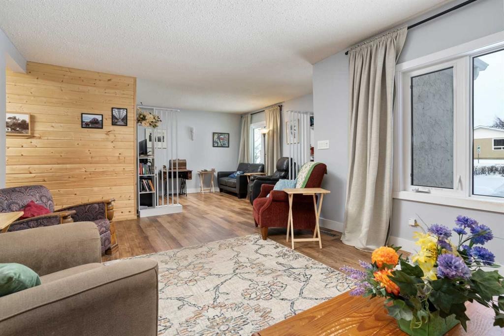 5615 49 Avenue, Killam, AB - Indoor Photo Showing Living Room