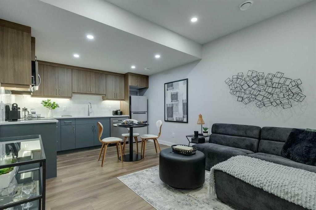 181 Mitchell Road Nw, Calgary, AB - Indoor