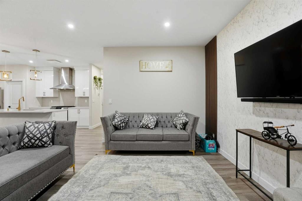 30 Thayer Close, Red Deer, AB - Indoor Photo Showing Living Room