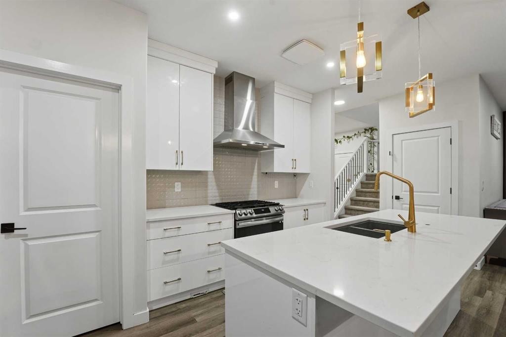 30 Thayer Close, Red Deer, AB - Indoor Photo Showing Kitchen With Double Sink With Upgraded Kitchen