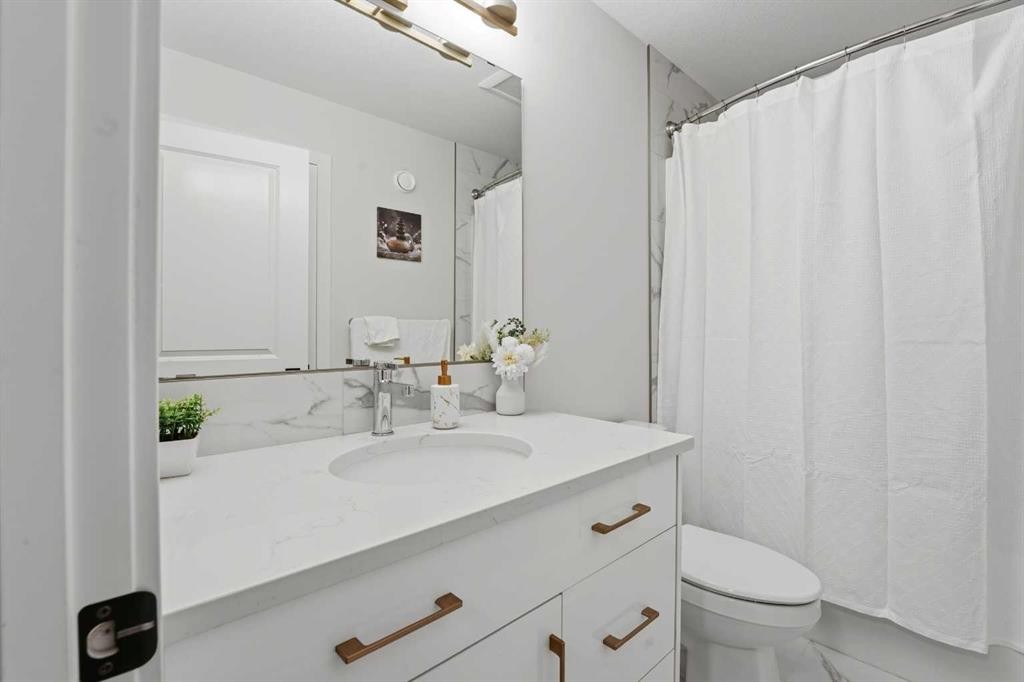 30 Thayer Close, Red Deer, AB - Indoor Photo Showing Bathroom