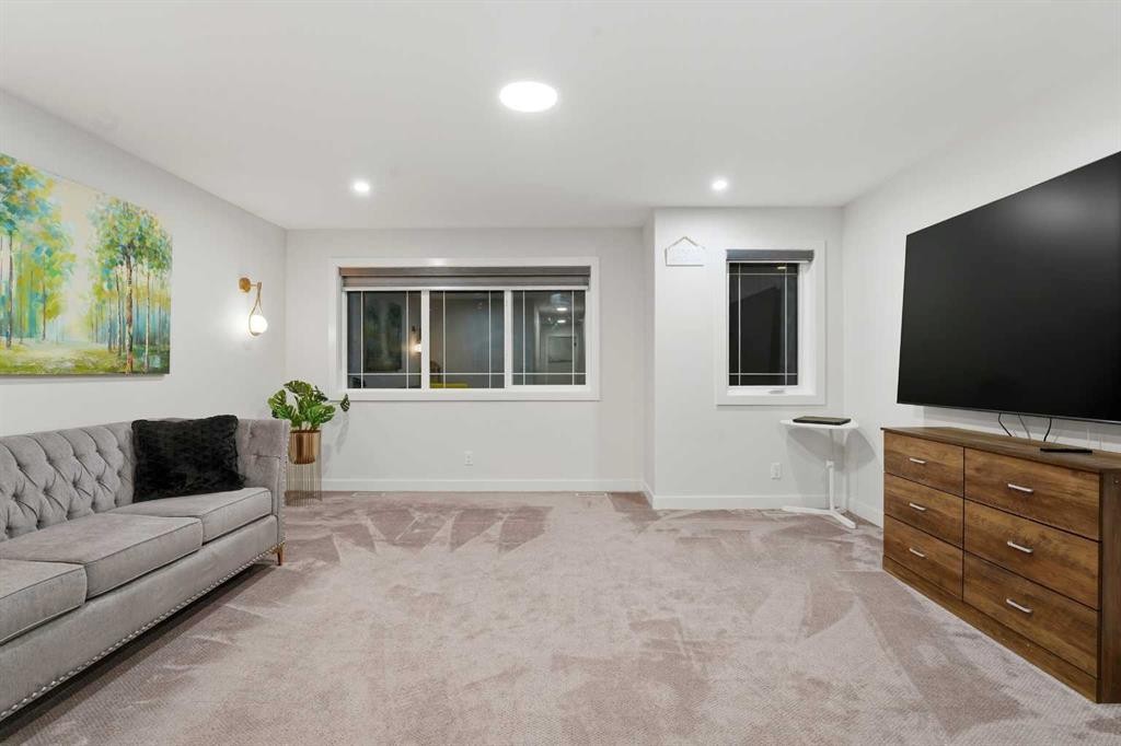 30 Thayer Close, Red Deer, AB - Indoor Photo Showing Living Room