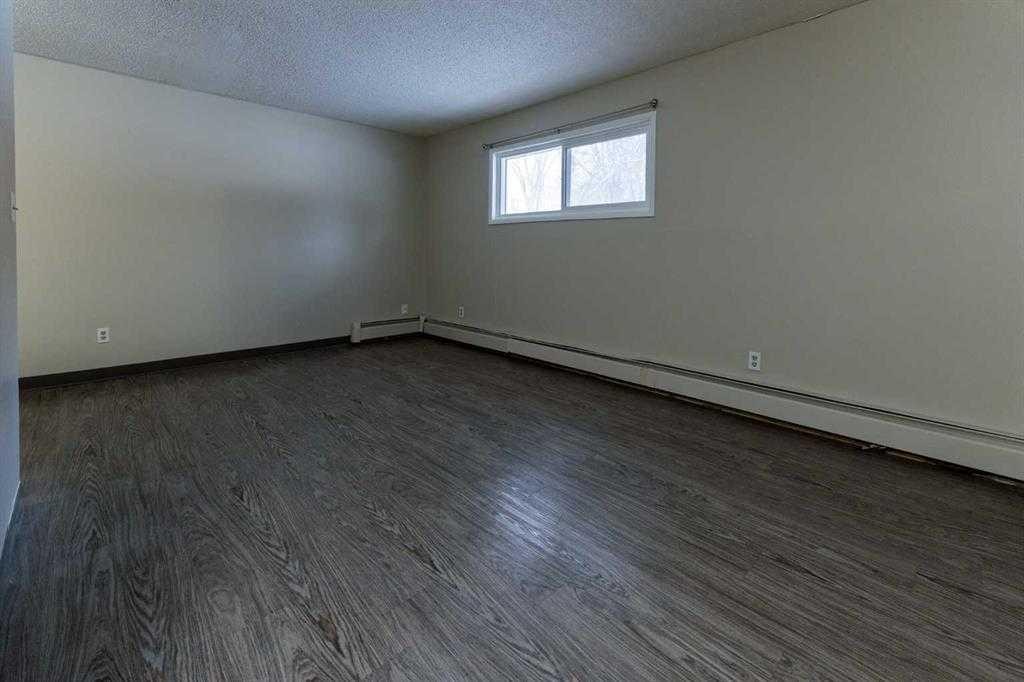 #101-410-4721 55 Street, Red Deer, AB - Indoor Photo Showing Other Room