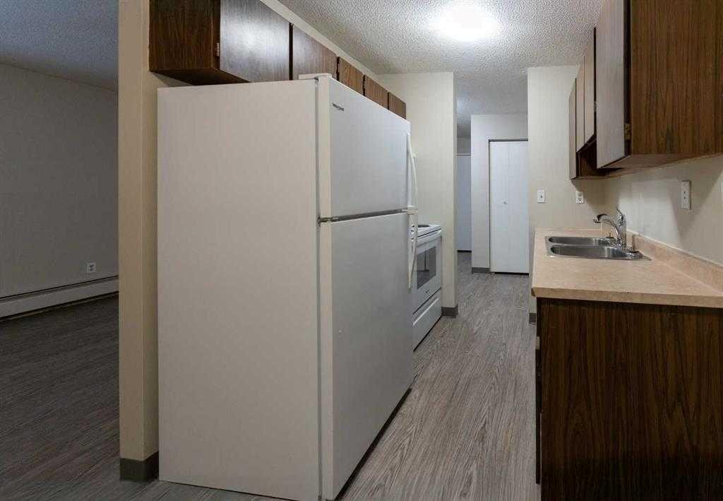 #101-410-4721 55 Street, Red Deer, AB - Indoor Photo Showing Kitchen With Double Sink