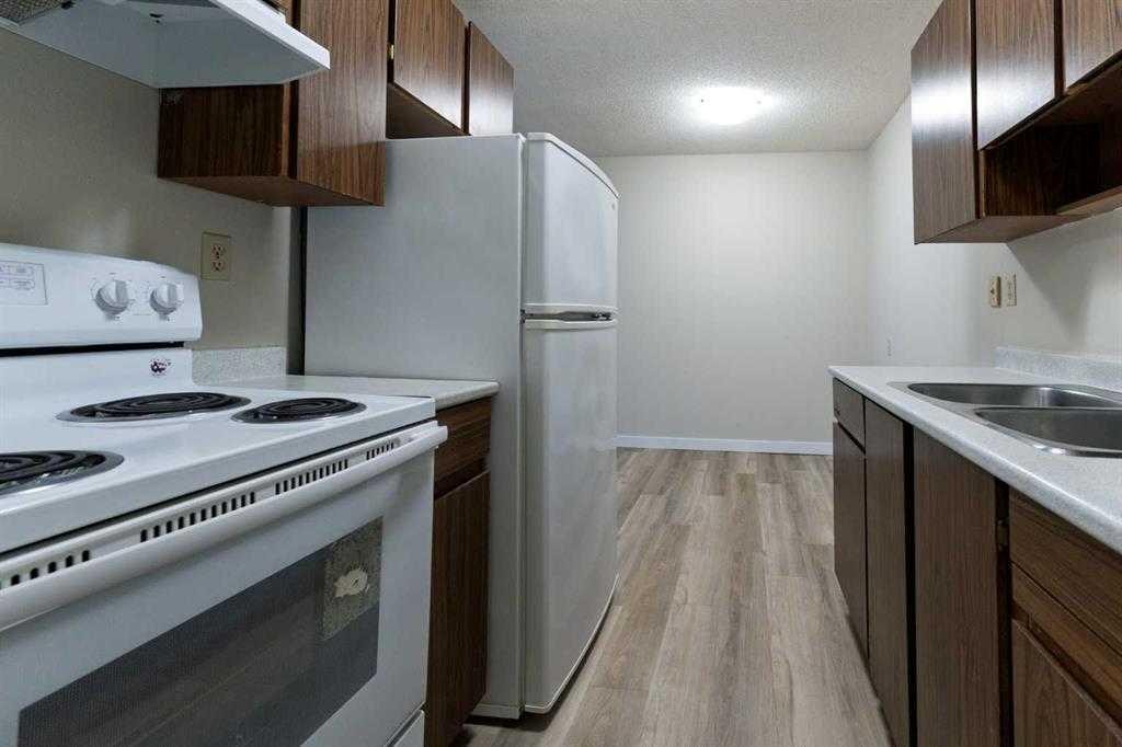 #101-410-4721 55 Street, Red Deer, AB - Indoor Photo Showing Kitchen With Double Sink