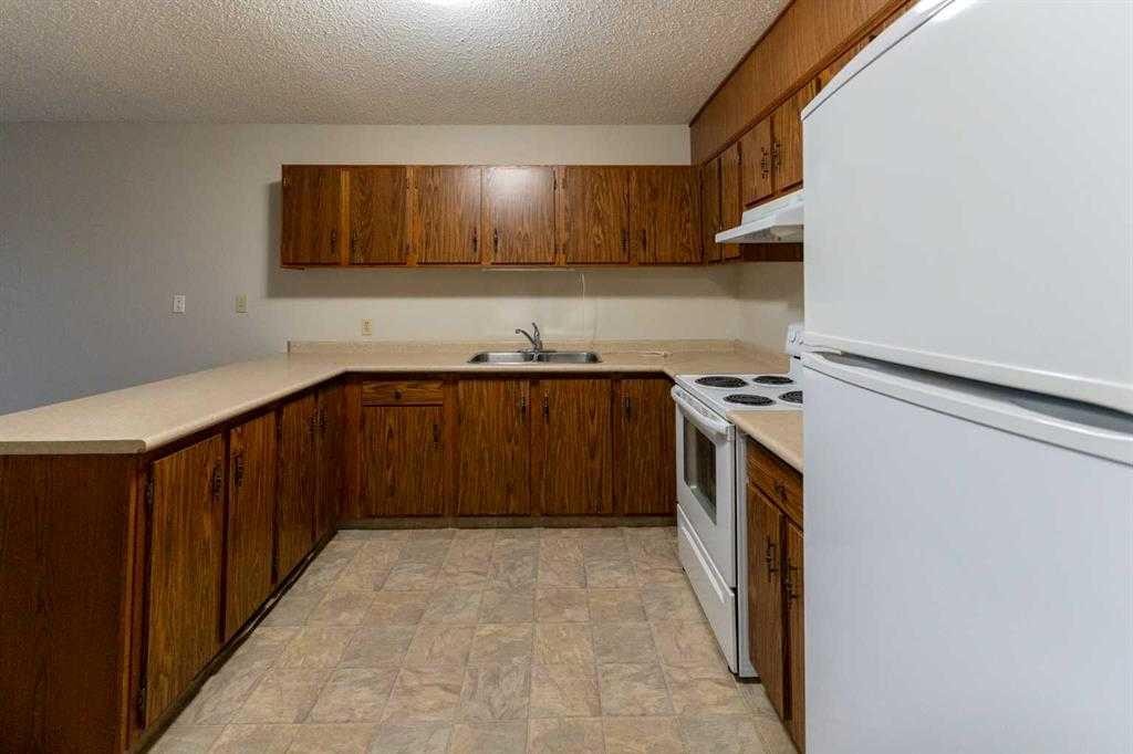 #101-406-4744 54 Street, Red Deer, AB - Indoor Photo Showing Kitchen With Double Sink