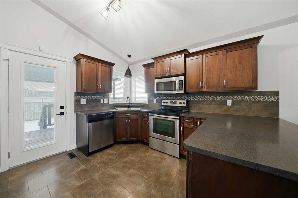 69 Bowman Circle, Sylvan Lake, AB - Indoor Photo Showing Kitchen With Stainless Steel Kitchen
