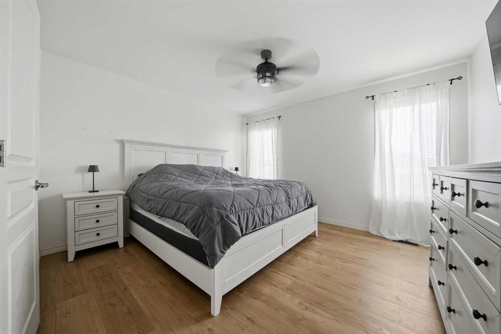 69 Bowman Circle, Sylvan Lake, AB - Indoor Photo Showing Bedroom