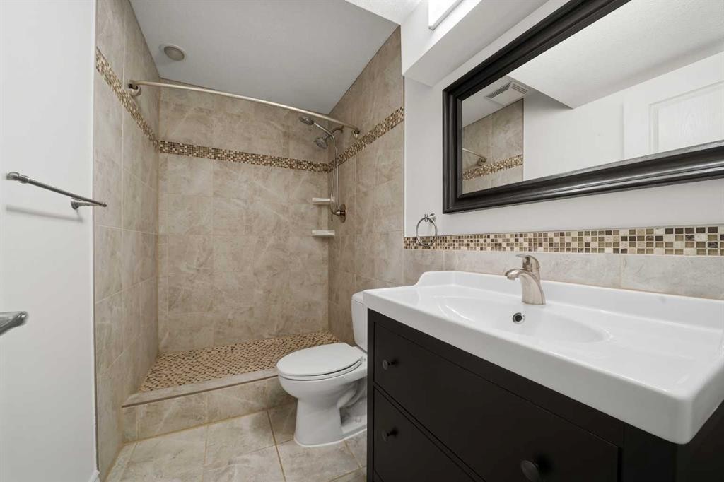 69 Bowman Circle, Sylvan Lake, AB - Indoor Photo Showing Bathroom
