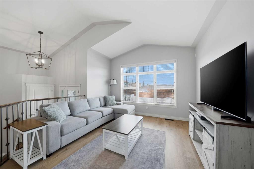 69 Bowman Circle, Sylvan Lake, AB - Indoor Photo Showing Living Room