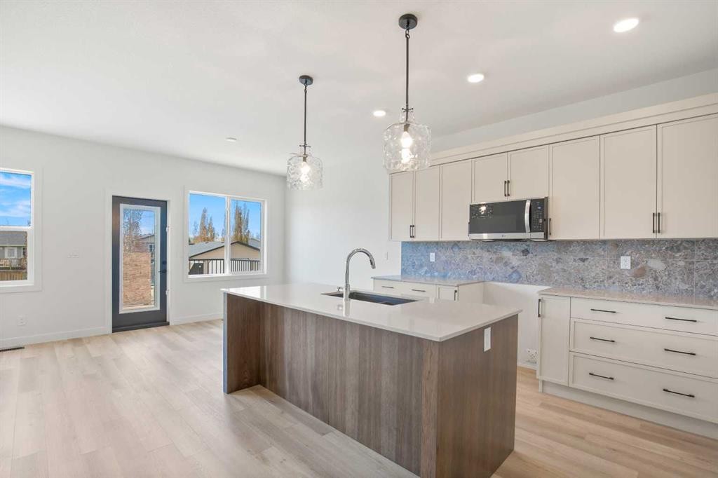 32 Sunrise Crescent North, Three Hills, AB - Indoor Photo Showing Kitchen With Upgraded Kitchen