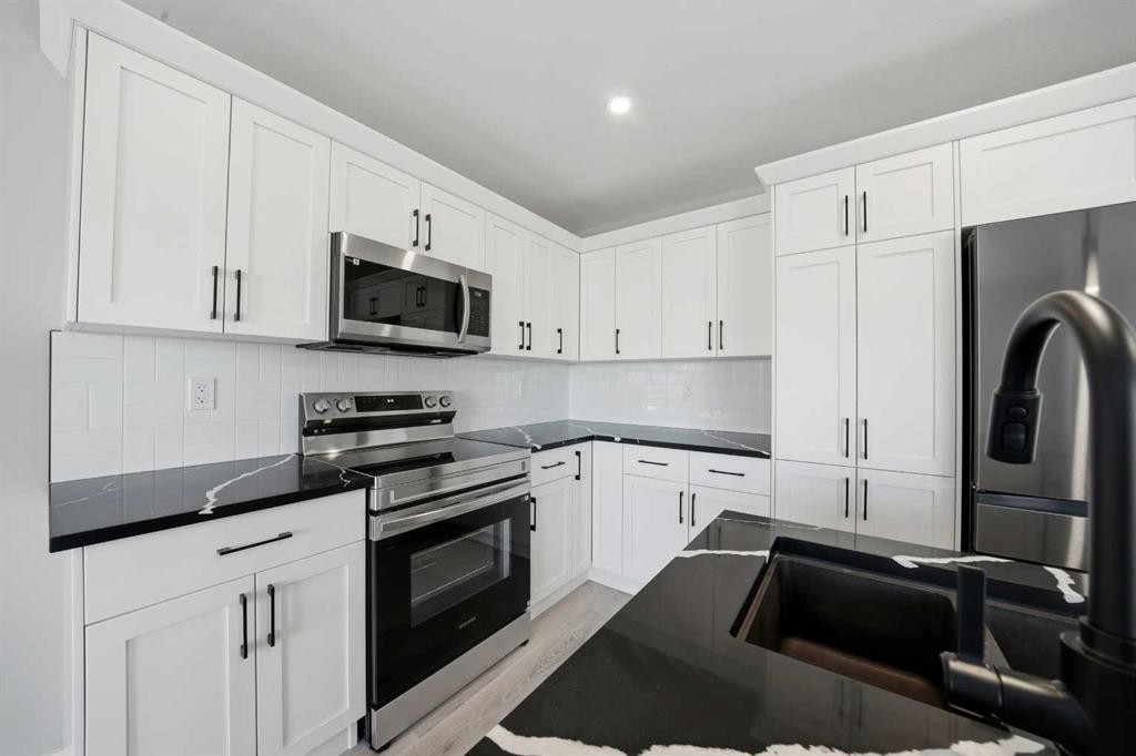 125 Hampton Crescent, Sylvan Lake, AB - Indoor Photo Showing Kitchen