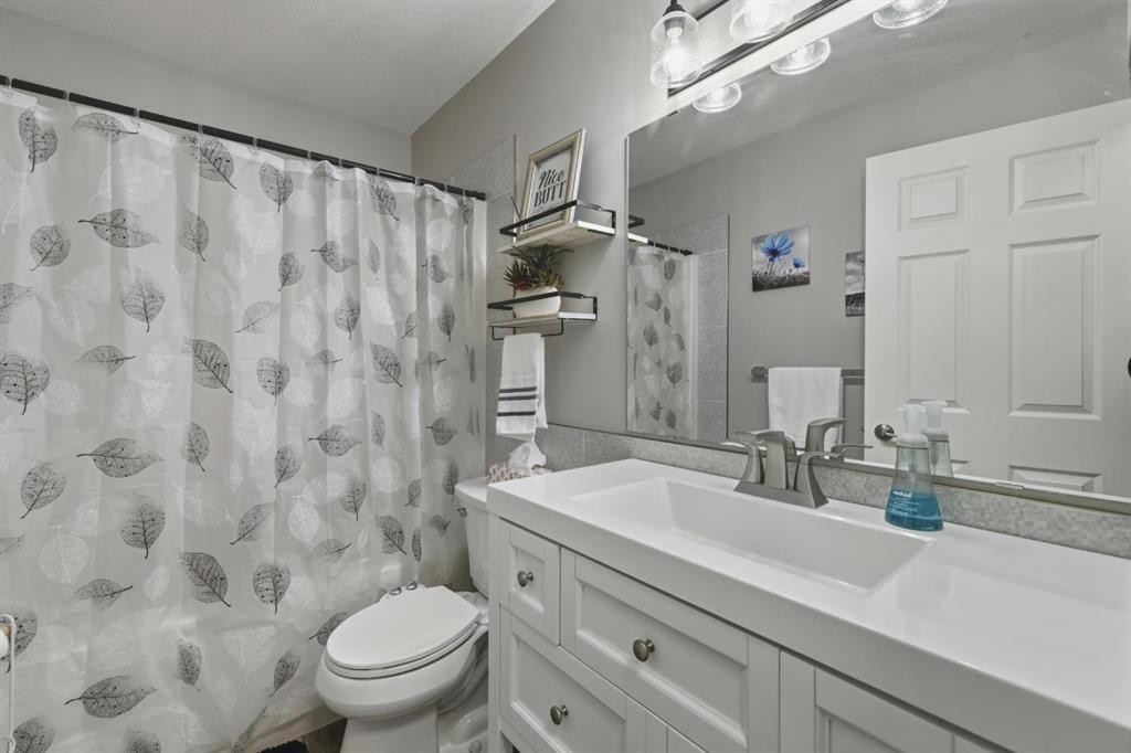 30 Fulmar Close, Sylvan Lake, AB - Indoor Photo Showing Bathroom