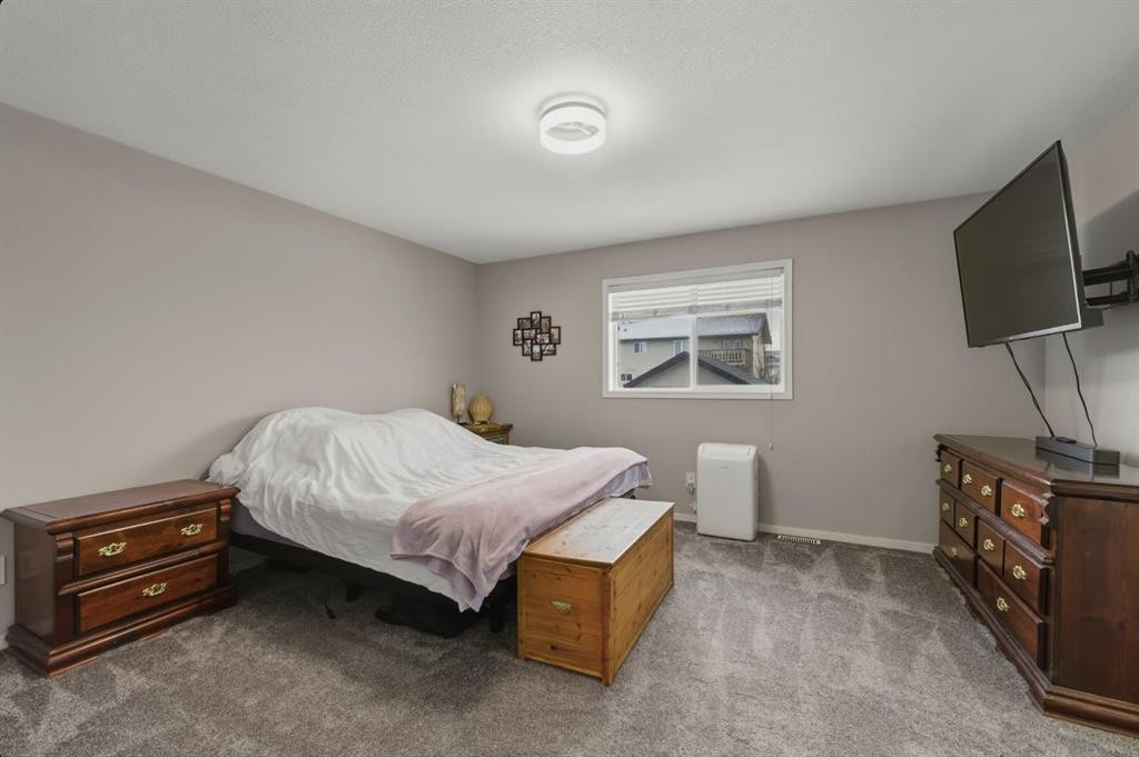 30 Fulmar Close, Sylvan Lake, AB - Indoor Photo Showing Bedroom