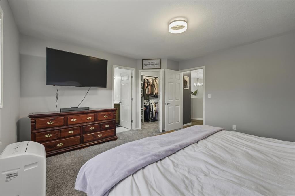 30 Fulmar Close, Sylvan Lake, AB - Indoor Photo Showing Bedroom