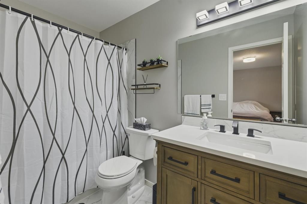 30 Fulmar Close, Sylvan Lake, AB - Indoor Photo Showing Bathroom