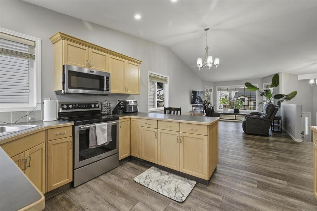 30 Fulmar Close, Sylvan Lake, AB - Indoor Photo Showing Kitchen