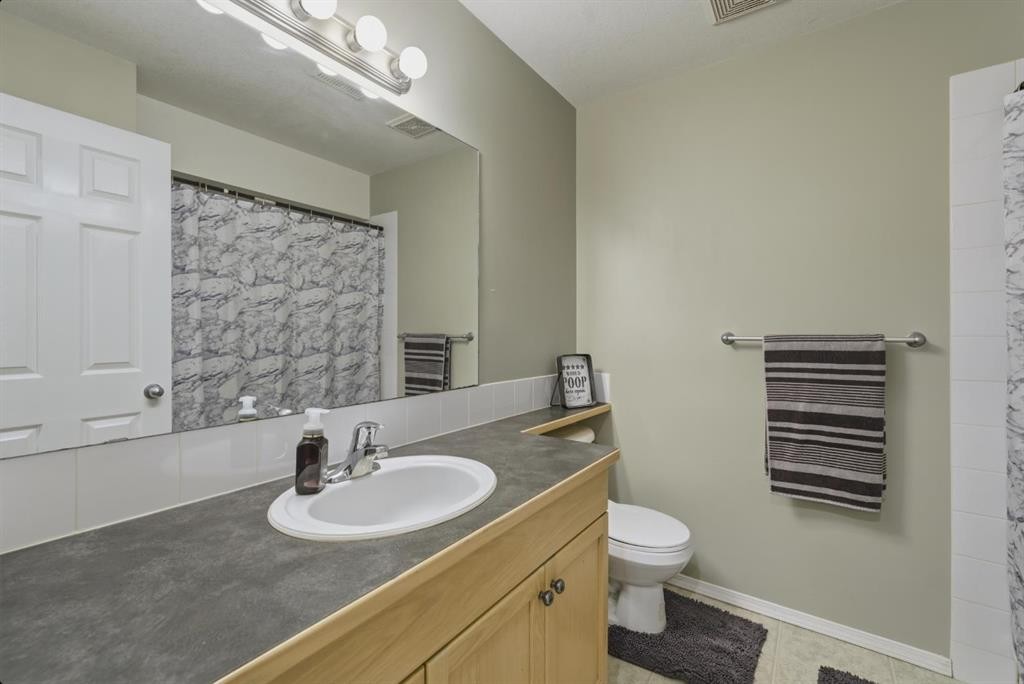 30 Fulmar Close, Sylvan Lake, AB - Indoor Photo Showing Bathroom