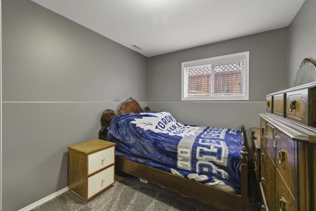 30 Fulmar Close, Sylvan Lake, AB - Indoor Photo Showing Bedroom
