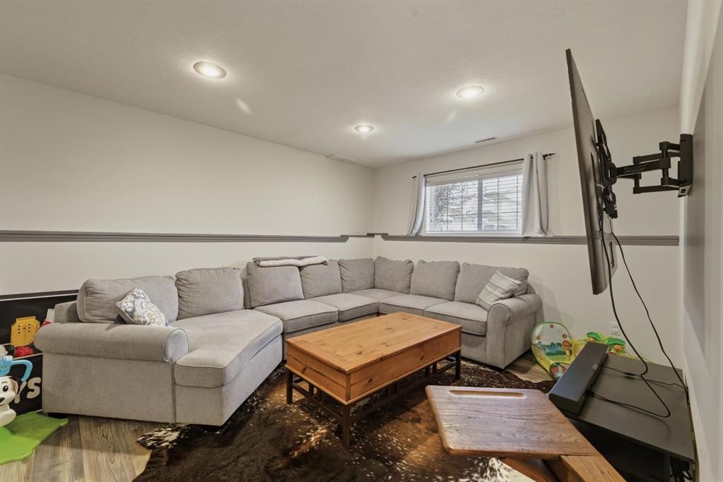 30 Fulmar Close, Sylvan Lake, AB - Indoor Photo Showing Living Room