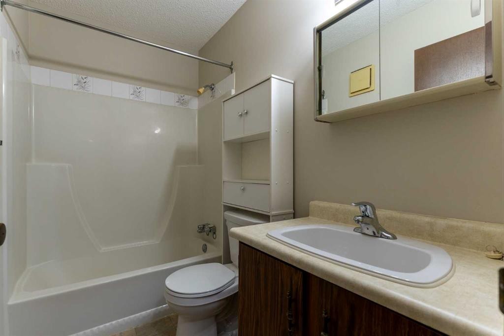 101-406-4744 54 Street, Red Deer, AB - Indoor Photo Showing Bathroom