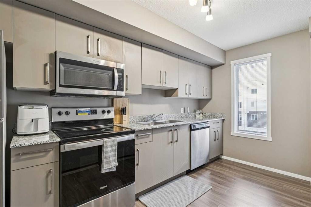 3312-4641 128 Avenue Ne, Calgary, AB - Indoor Photo Showing Kitchen With Double Sink