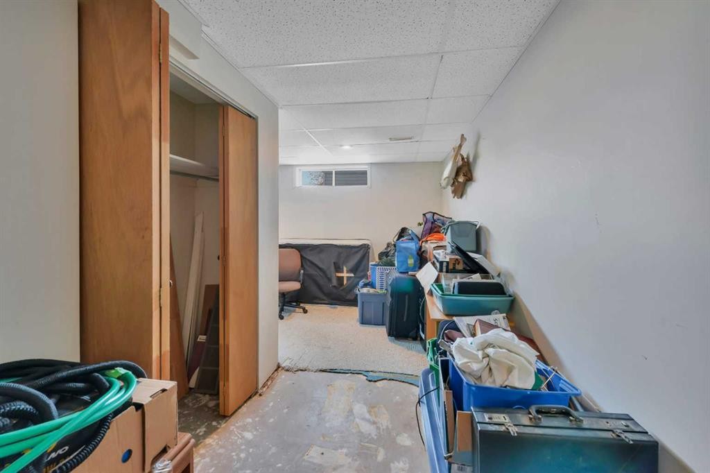 52 Roland, Red Deer, AB - Indoor