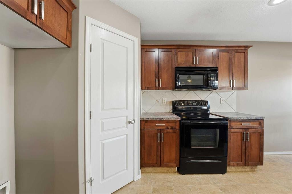 36 Ibbotson Close, Red Deer, AB - Indoor Photo Showing Kitchen