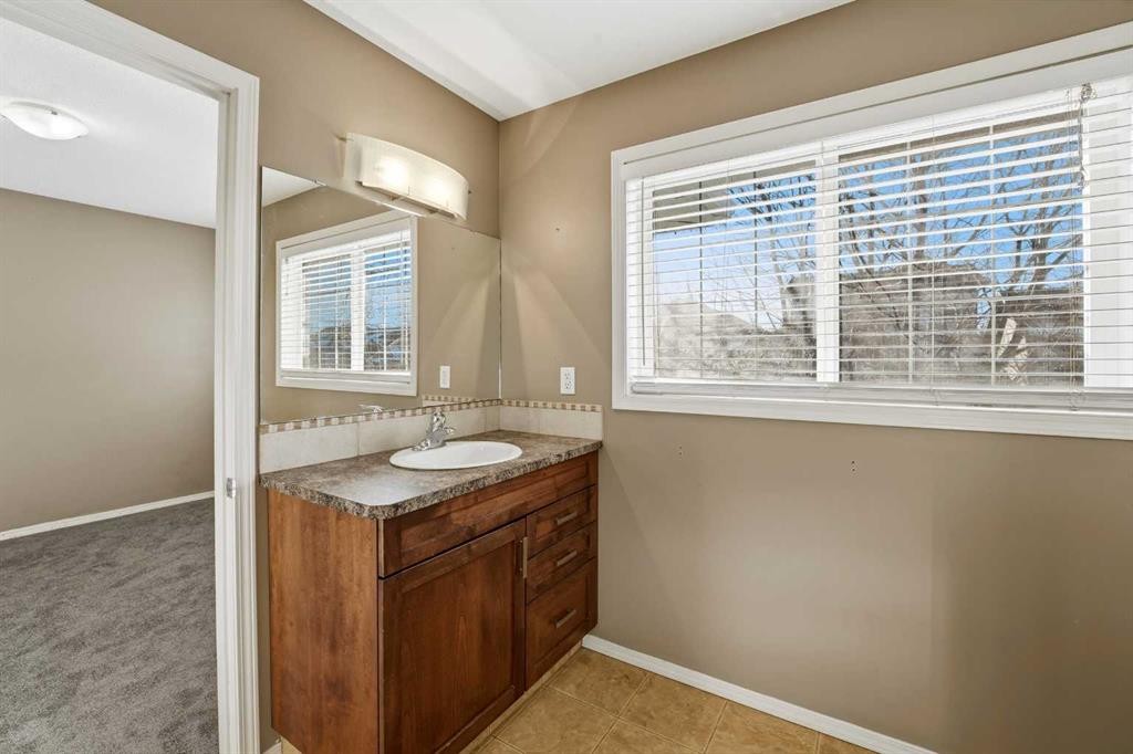 36 Ibbotson Close, Red Deer, AB - Indoor Photo Showing Bathroom