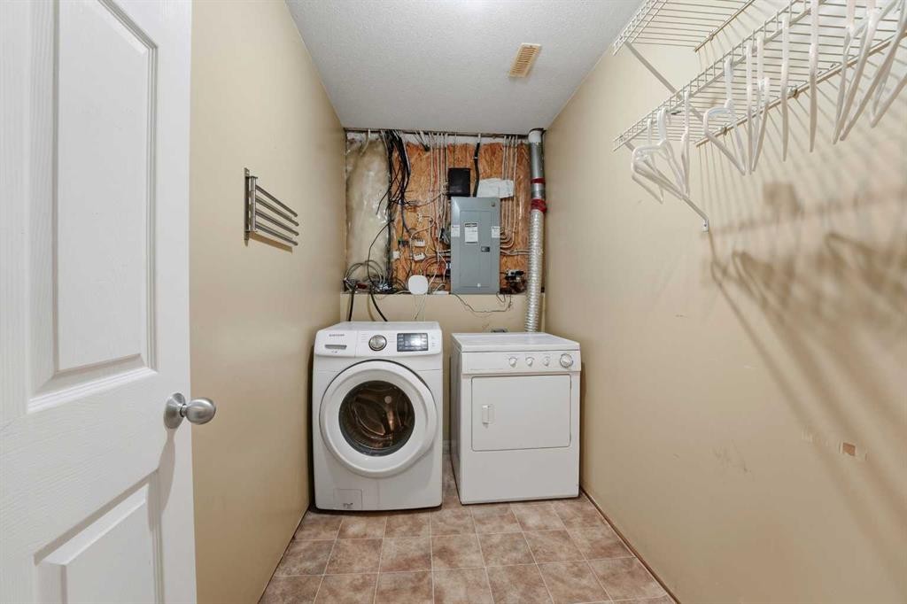 36 Ibbotson Close, Red Deer, AB - Indoor Photo Showing Laundry Room