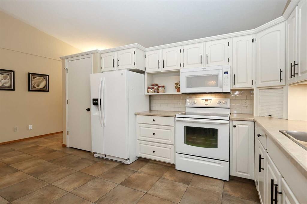 31 Armitage Close, Red Deer, AB - Indoor Photo Showing Kitchen