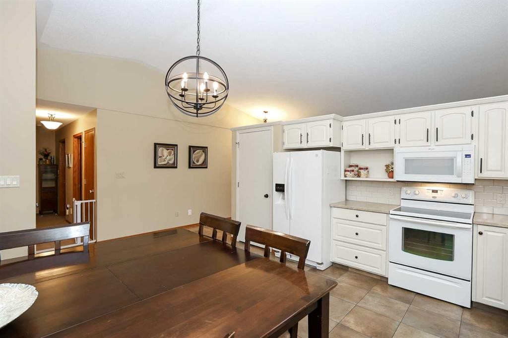 31 Armitage Close, Red Deer, AB - Indoor Photo Showing Kitchen
