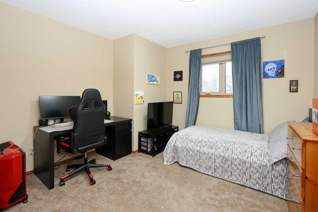 31 Armitage Close, Red Deer, AB - Indoor Photo Showing Bedroom