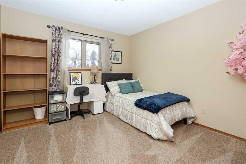31 Armitage Close, Red Deer, AB - Indoor Photo Showing Bedroom