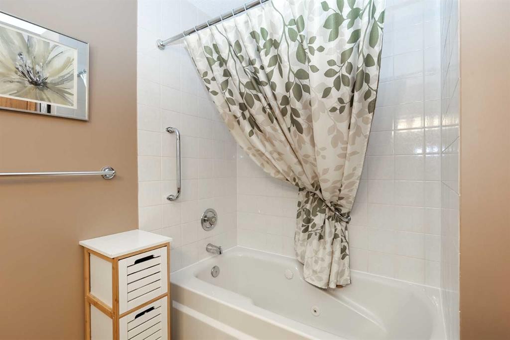 31 Armitage Close, Red Deer, AB - Indoor Photo Showing Bathroom