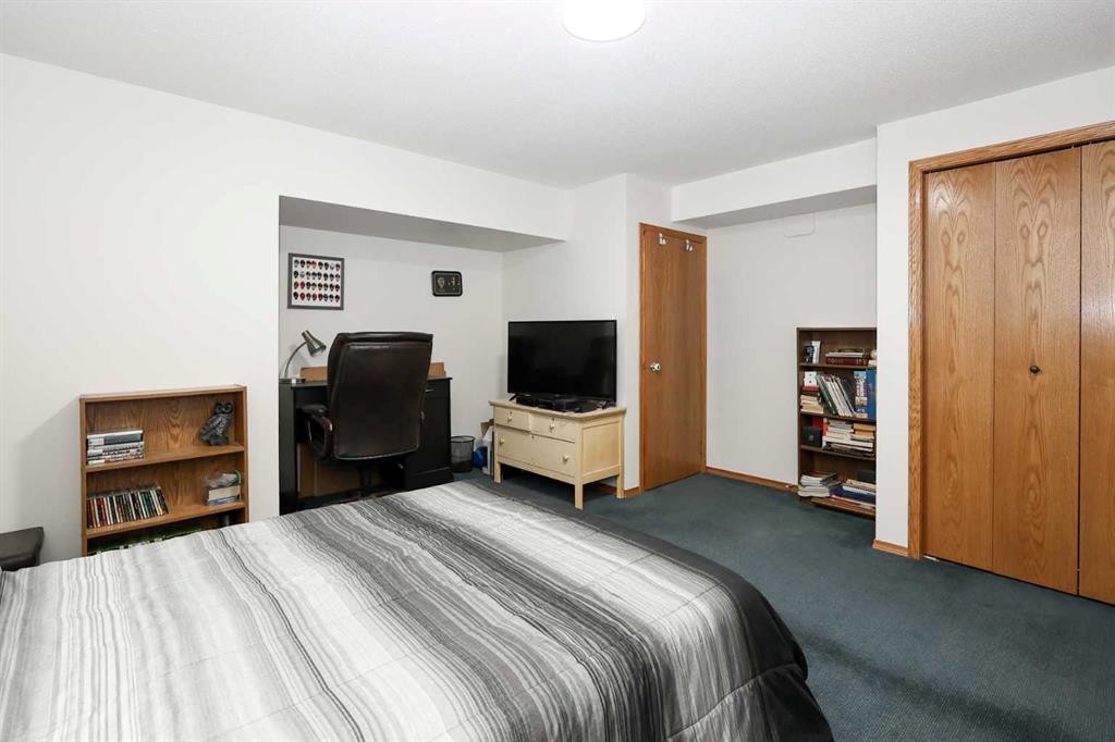 31 Armitage Close, Red Deer, AB - Indoor Photo Showing Bedroom