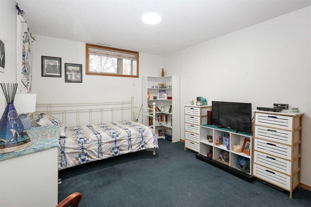 31 Armitage Close, Red Deer, AB - Indoor Photo Showing Bedroom