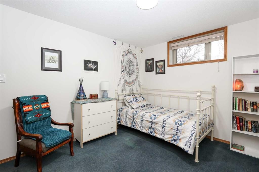 31 Armitage Close, Red Deer, AB - Indoor Photo Showing Bedroom