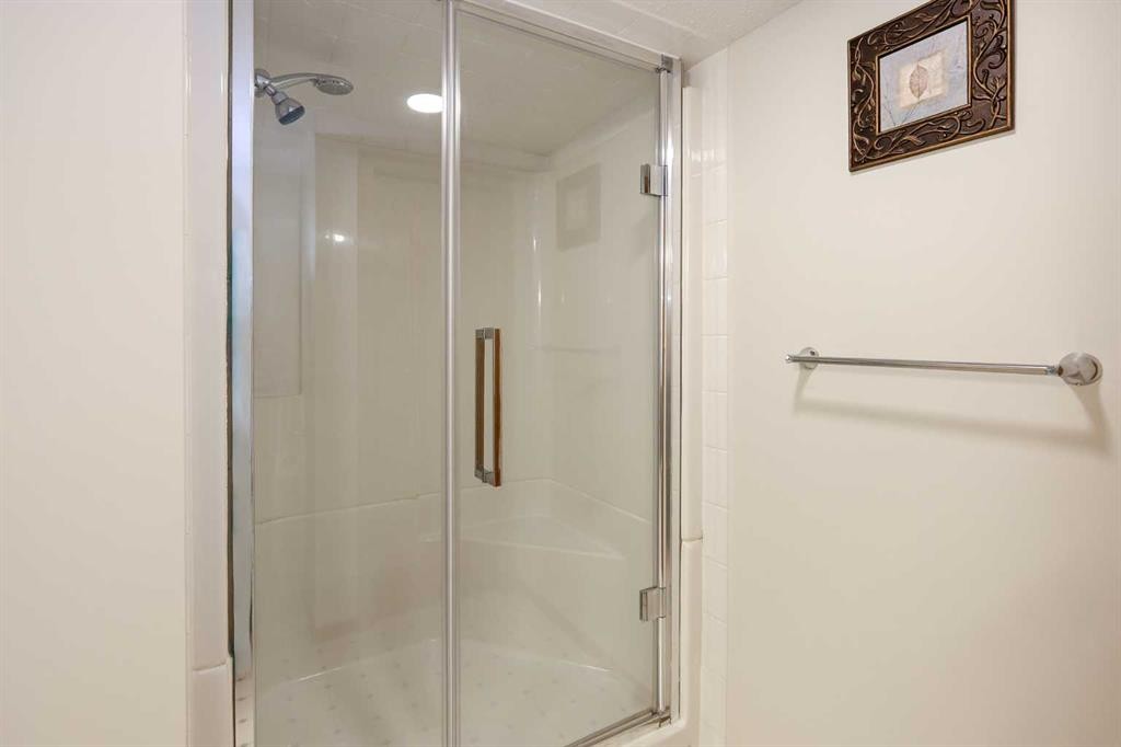 31 Armitage Close, Red Deer, AB - Indoor Photo Showing Bathroom