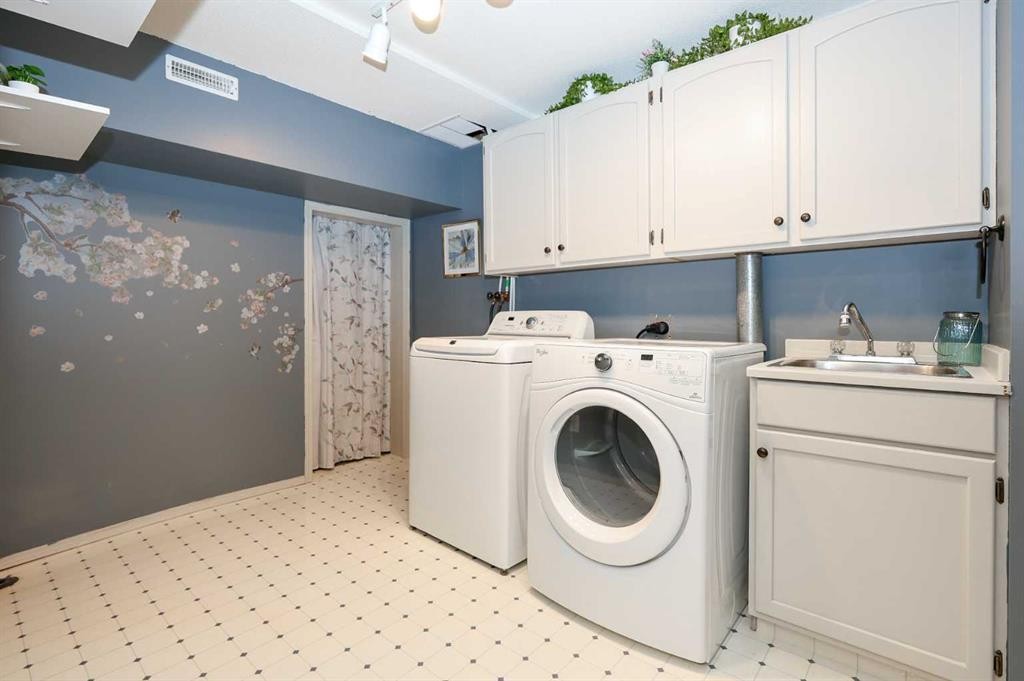 31 Armitage Close, Red Deer, AB - Indoor Photo Showing Laundry Room