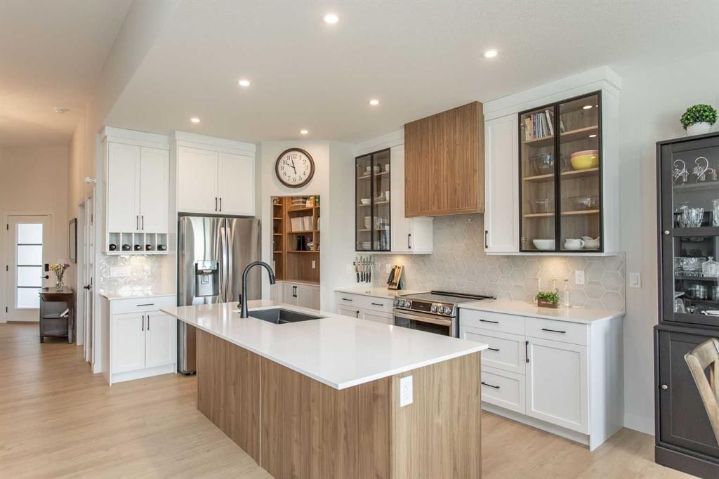 12 Emmett Crescent, Red Deer, AB - Indoor Photo Showing Kitchen With Upgraded Kitchen