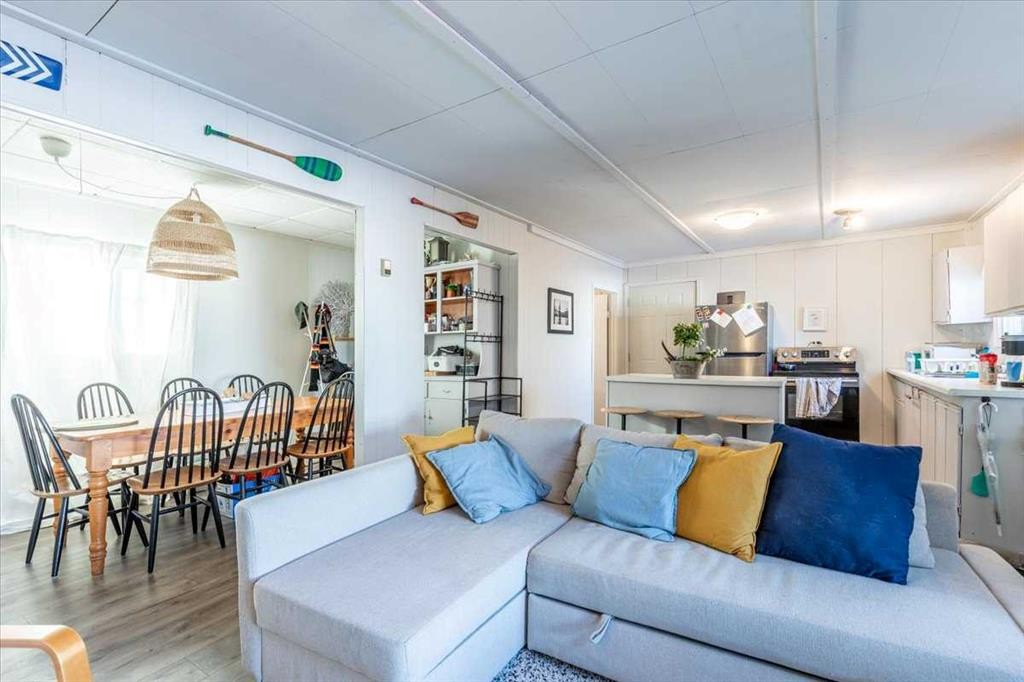 125 Poplar Bay, Rural Wetaskiwin No. 10, County Of, AB - Indoor Photo Showing Living Room