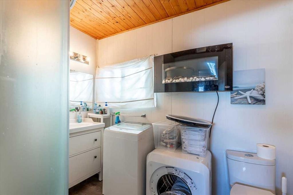 125 Poplar Bay, Rural Wetaskiwin No. 10, County Of, AB - Indoor Photo Showing Laundry Room