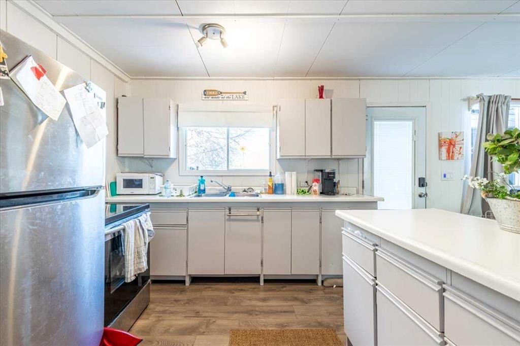 125 Poplar Bay, Rural Wetaskiwin No. 10, County Of, AB - Indoor Photo Showing Kitchen