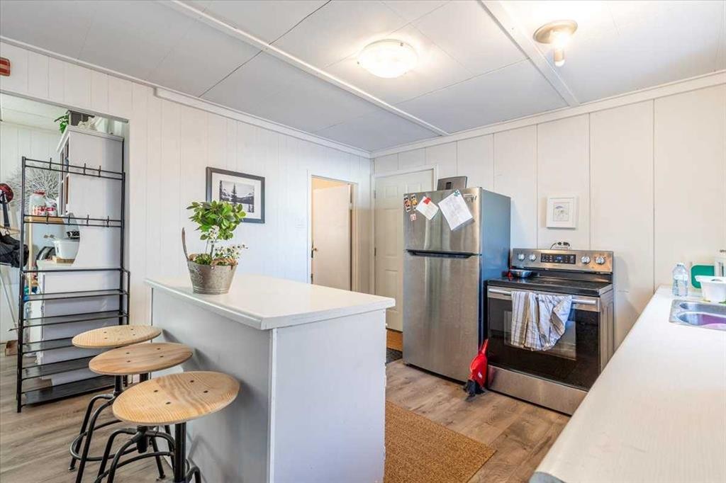 125 Poplar Bay, Rural Wetaskiwin No. 10, County Of, AB - Indoor Photo Showing Kitchen