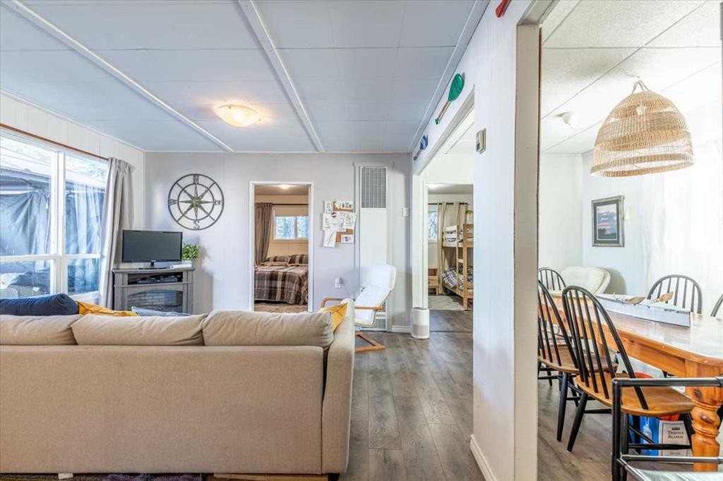125 Poplar Bay, Rural Wetaskiwin No. 10, County Of, AB - Indoor Photo Showing Living Room