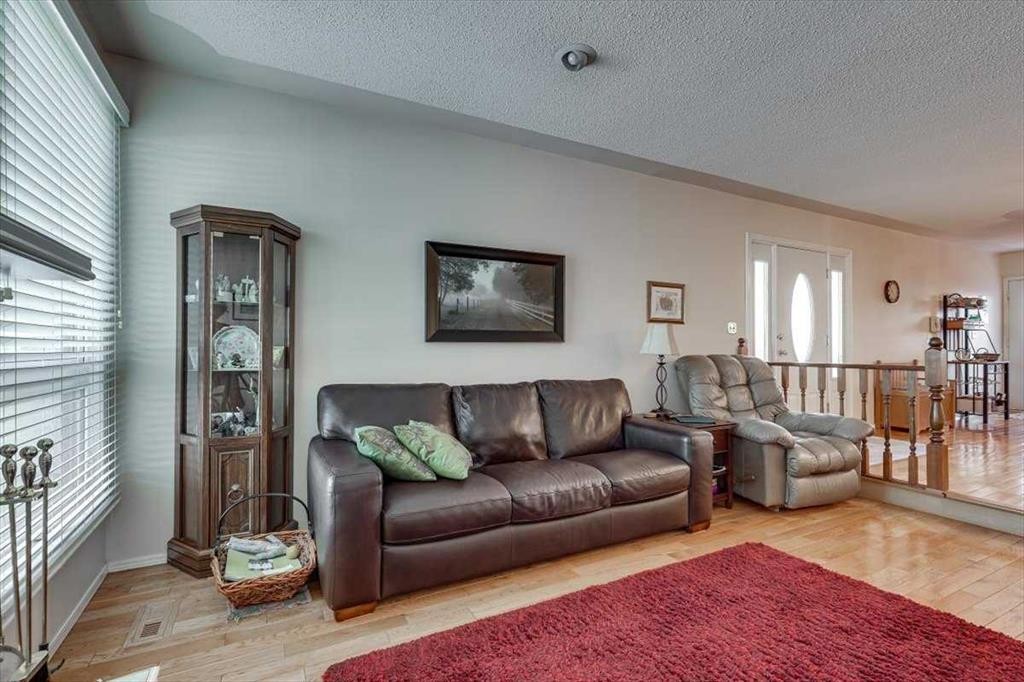 40 Nielsen Close, Red Deer, AB - Indoor Photo Showing Living Room