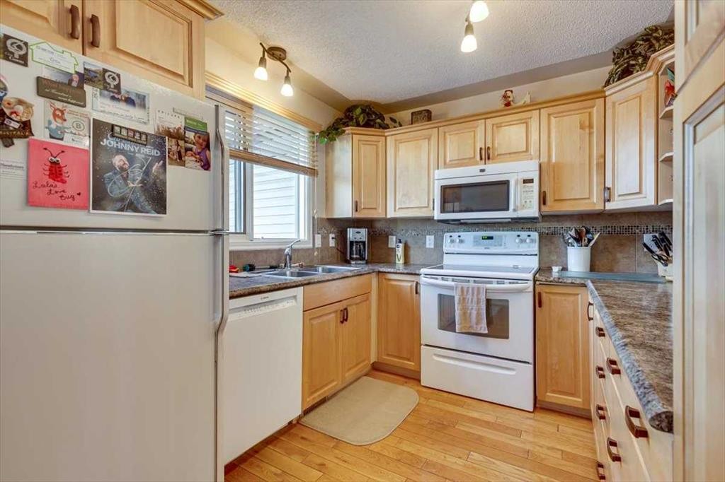 40 Nielsen Close, Red Deer, AB - Indoor Photo Showing Kitchen With Double Sink