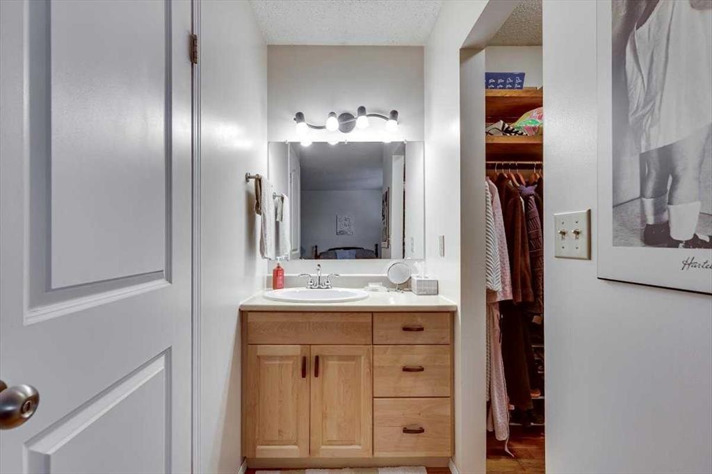 40 Nielsen Close, Red Deer, AB - Indoor Photo Showing Bathroom