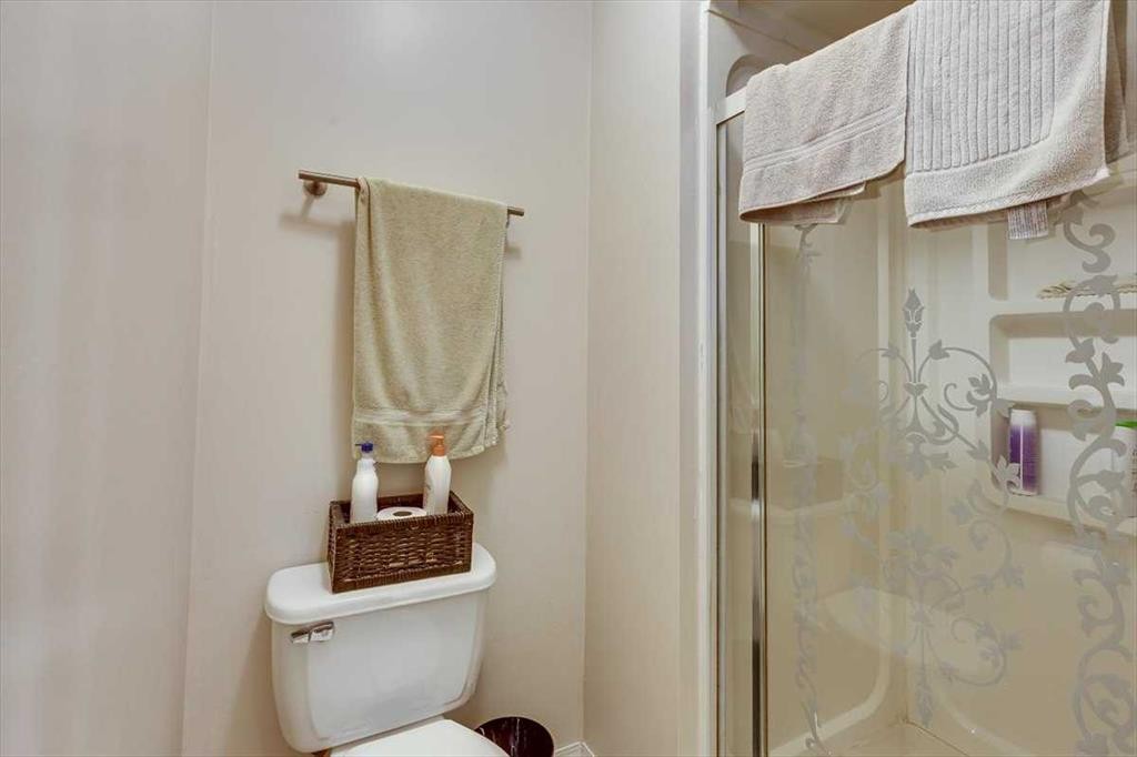 40 Nielsen Close, Red Deer, AB - Indoor Photo Showing Bathroom
